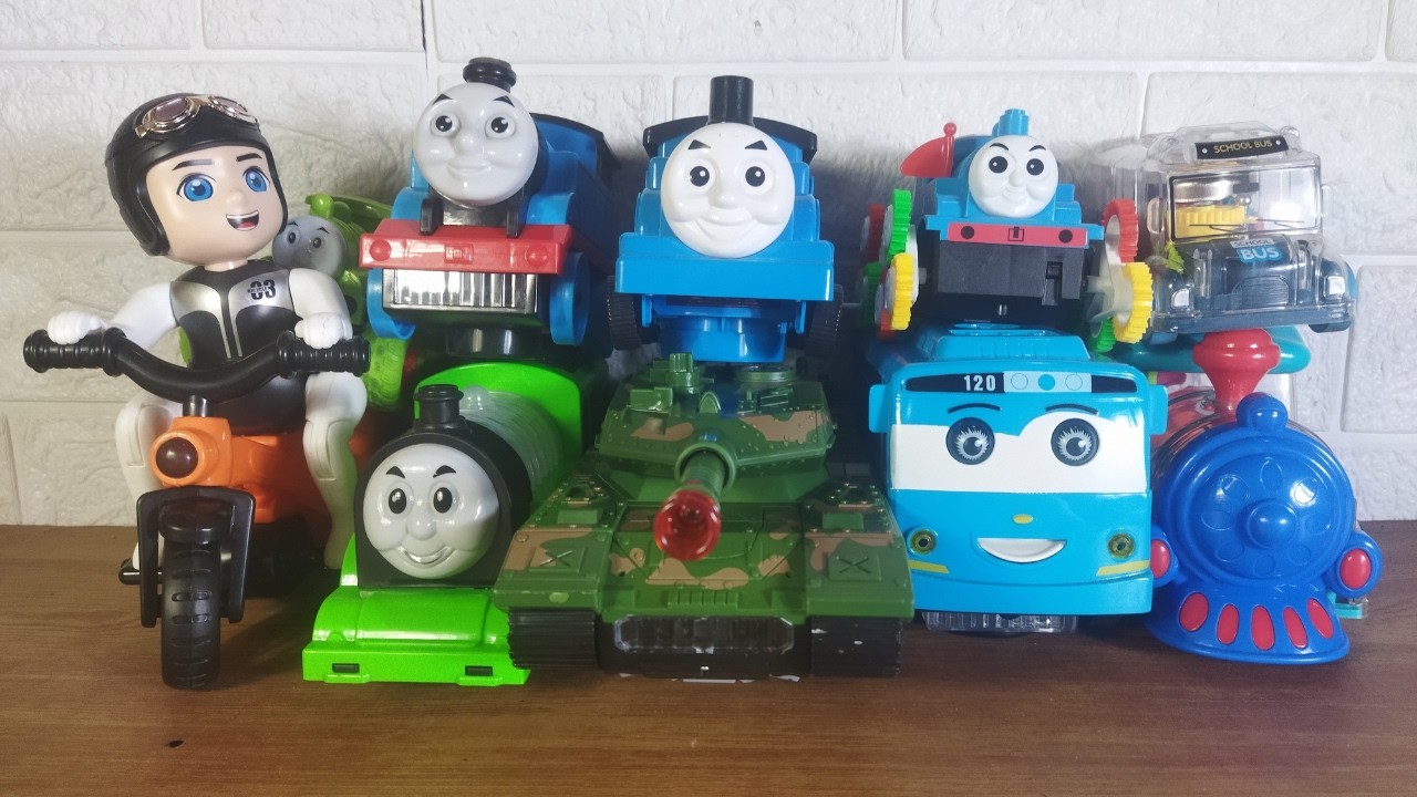 Colección de juguetes coloridos: trenes, autos y lindas amigas.