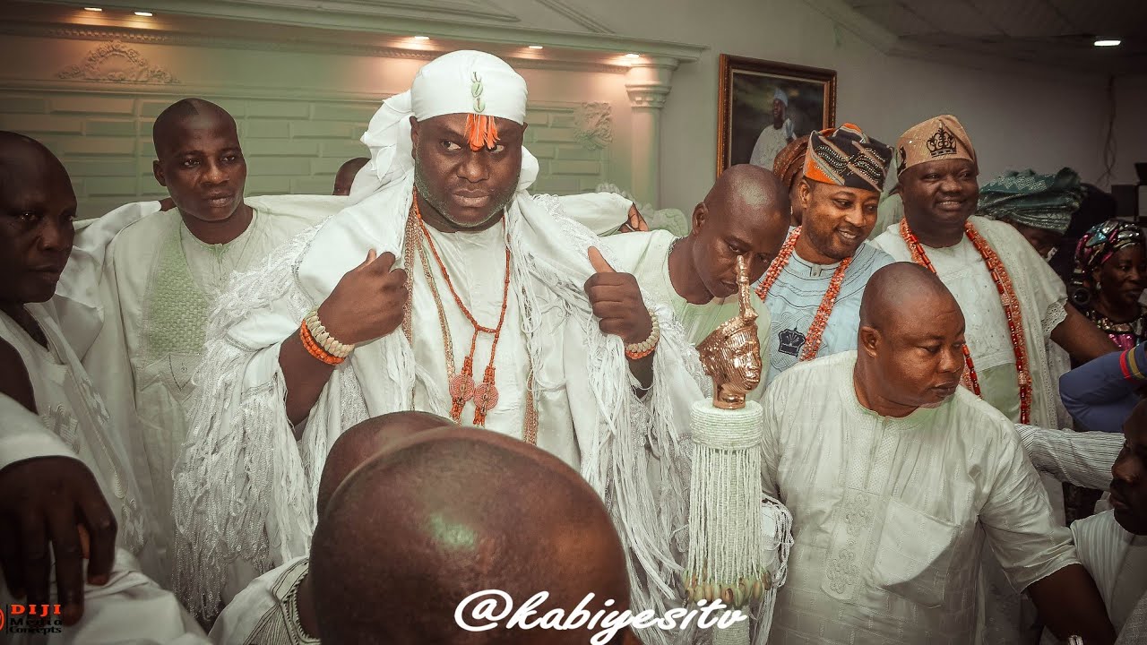 AWESOME!!! AJOBIEWE SANG, DANCED & EULOGIZED OONI LIKE NEVER BEFORE