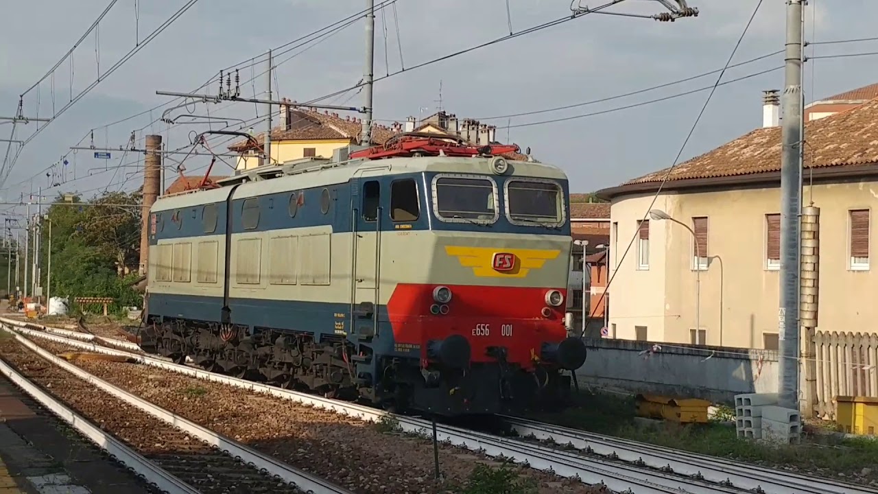 Stazione di Pavia treni in transito con treno storico turistico a vapore E625 24 settembre 2017
