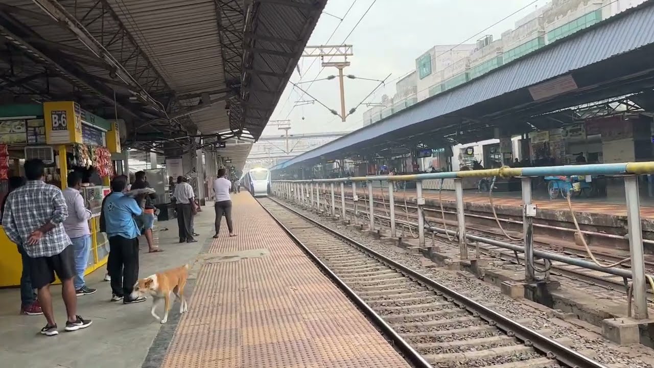 Vande bharat arrives RAIPUR railway station 😍