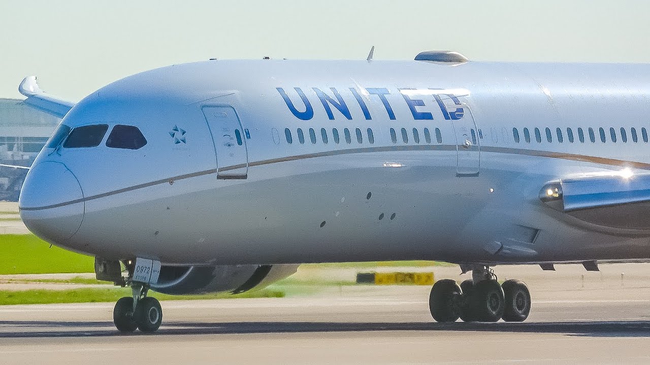 (4K) Early Morning Arrivals at Chicago O'Hare Int'l Airport
