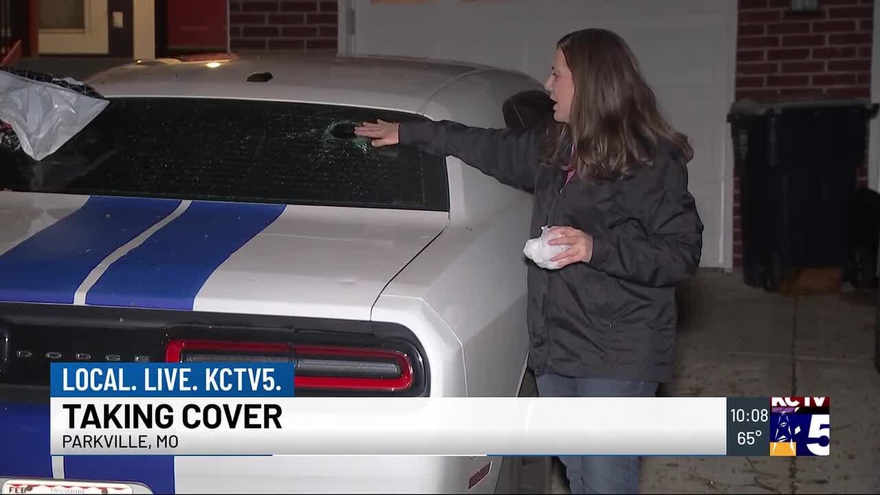 Град причинил ущерб после шторма в Парквилле, штат Миссури.