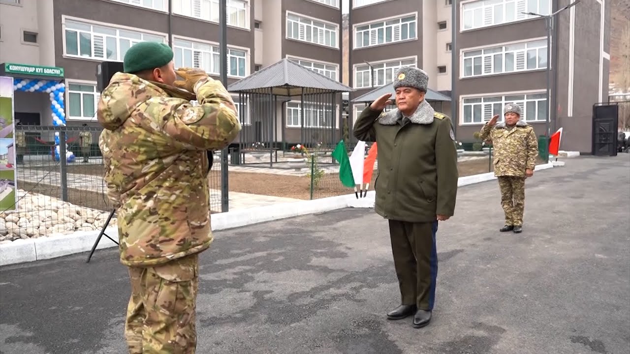 Камчыбек Ташиев Сүлүктү шаарында аскер кызматкерлерине 64 кызматтык батирлердин ачкычын тапшырды
