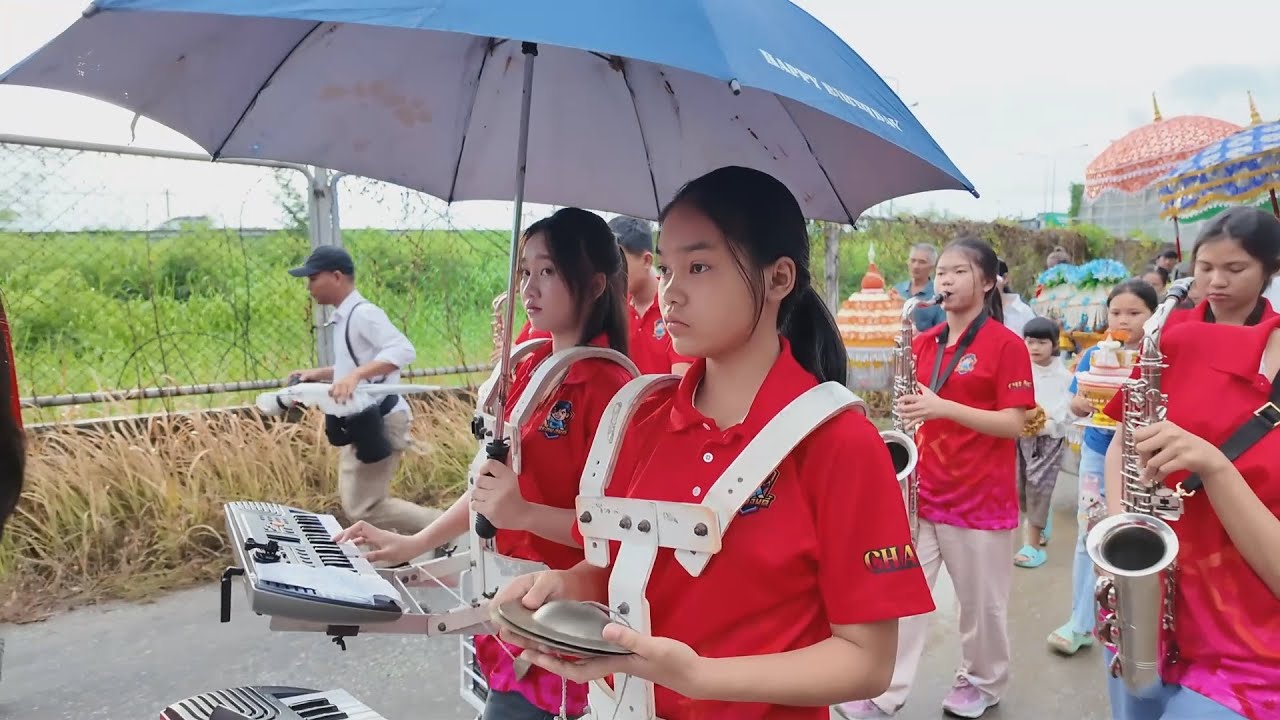 มีร่มหนึ่งคัน ก็ผลัดกันถือผลัดกันเล่น