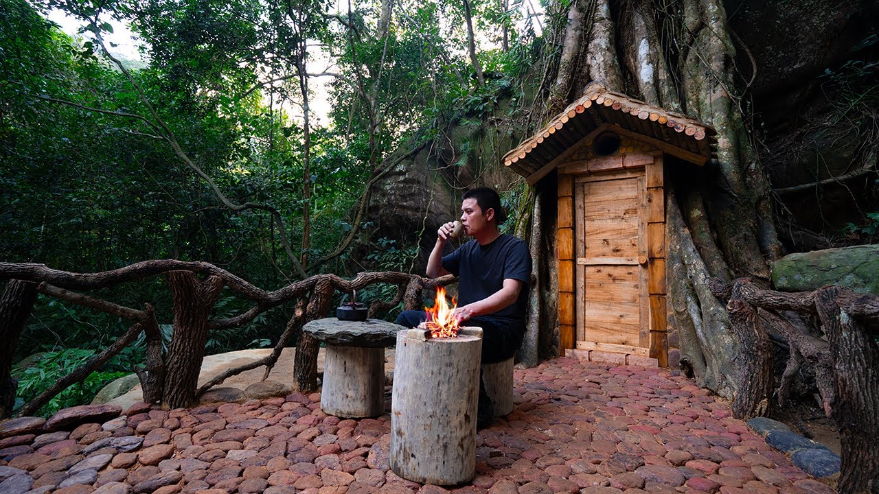 Build a Shelter to Avoid Wild Boars. Shelter in 1000 Year-Old Oak Tree. Bushcraft, Survival