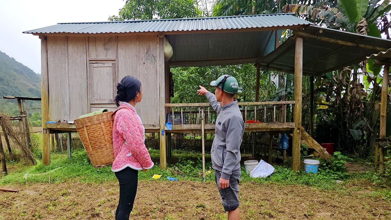A poor, single woman is in danger in the rain. A kind man helps her find shelter - Ly Tieu Phuong