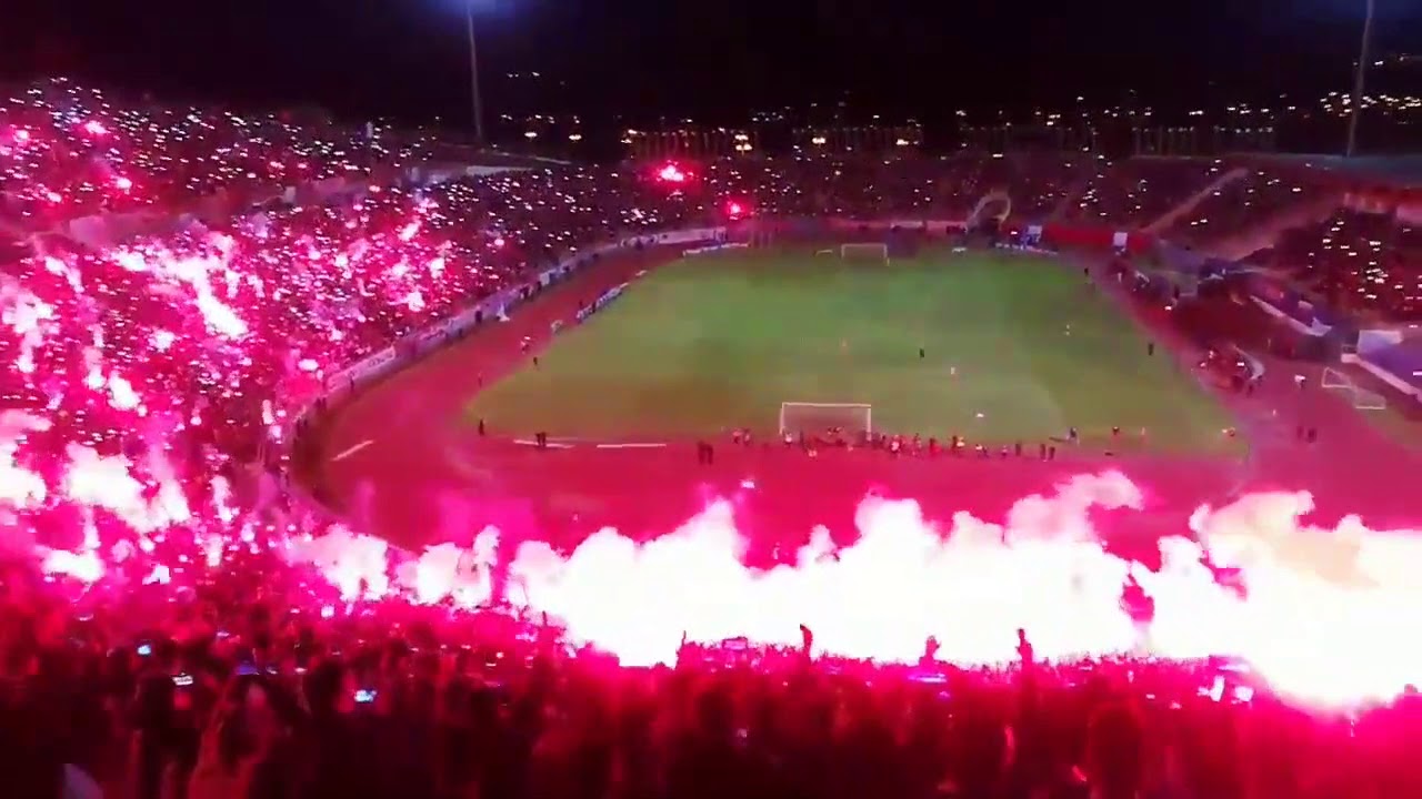 Un stade alg&eacute;rien craque 10.000 fumig&egrave;nes simultan&eacute;ment