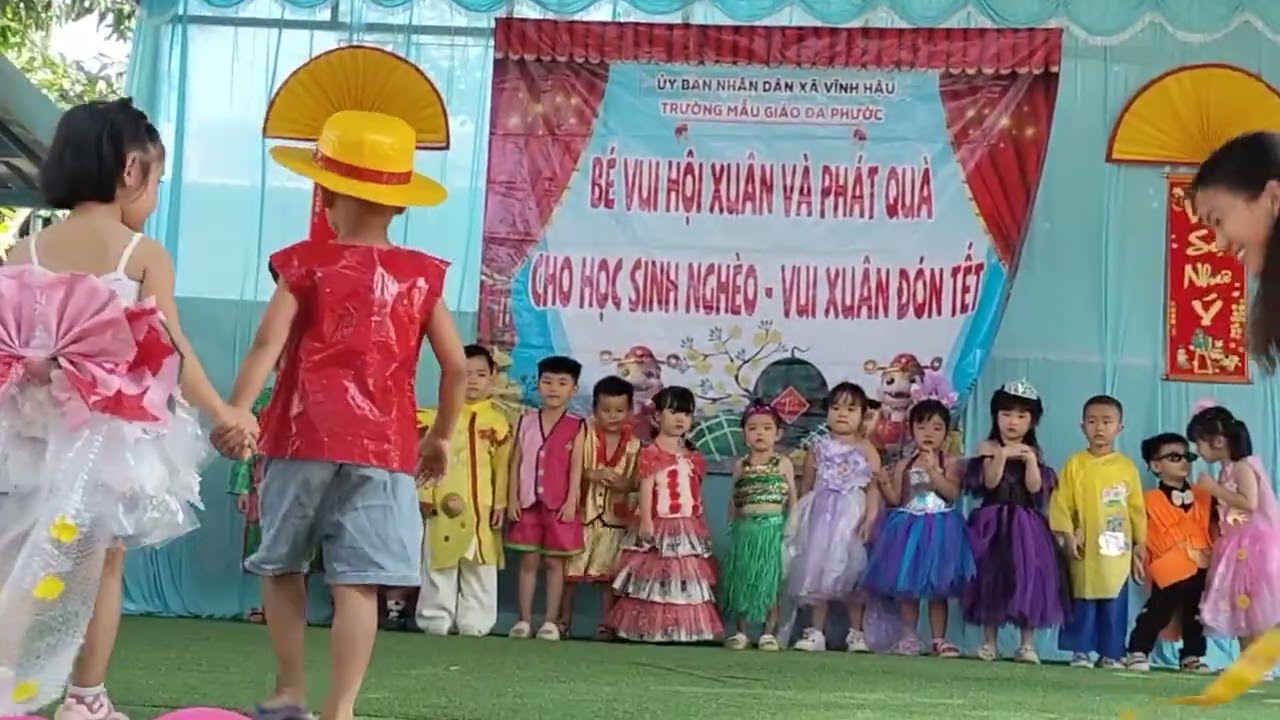 vui hội ngày xuân bé bi màu giáo