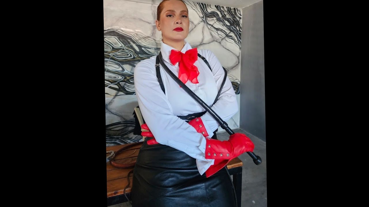 Женщины носят экзотические и фантастические туфли на высоком каблуке, кожаные сапоги до бедра, бр...