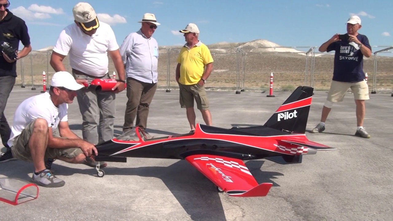 Pilot RC 2.2m Viper jet first flight.