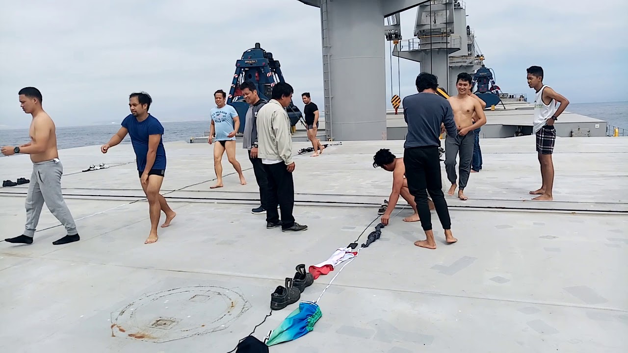 Christmas Day Katuwaan- The Longest Line Wins!