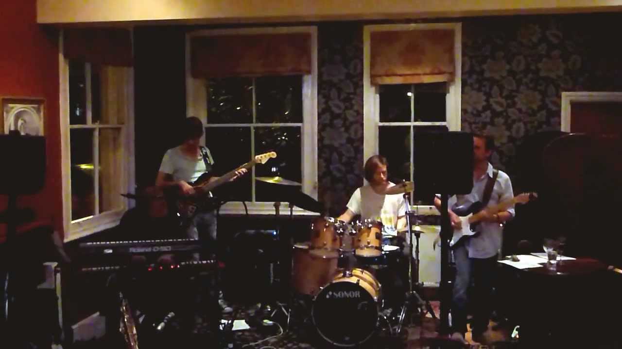 GROOVE WARRIORS - Telegraph, Putney, 26/8/11 - short clip 4of4