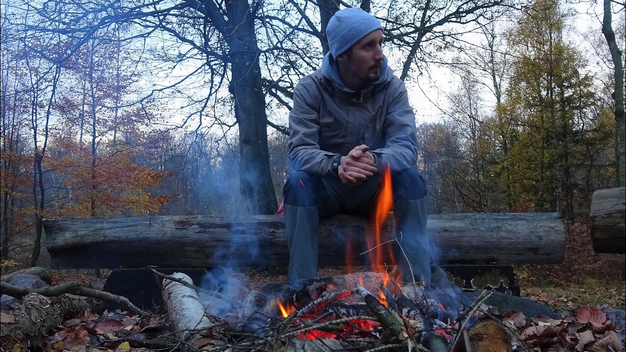 Notte BUSHCRAFT SOLO nel bosco in Danimarca | Cervi, daini, TARP setup, fuoco e CUCINA trapper