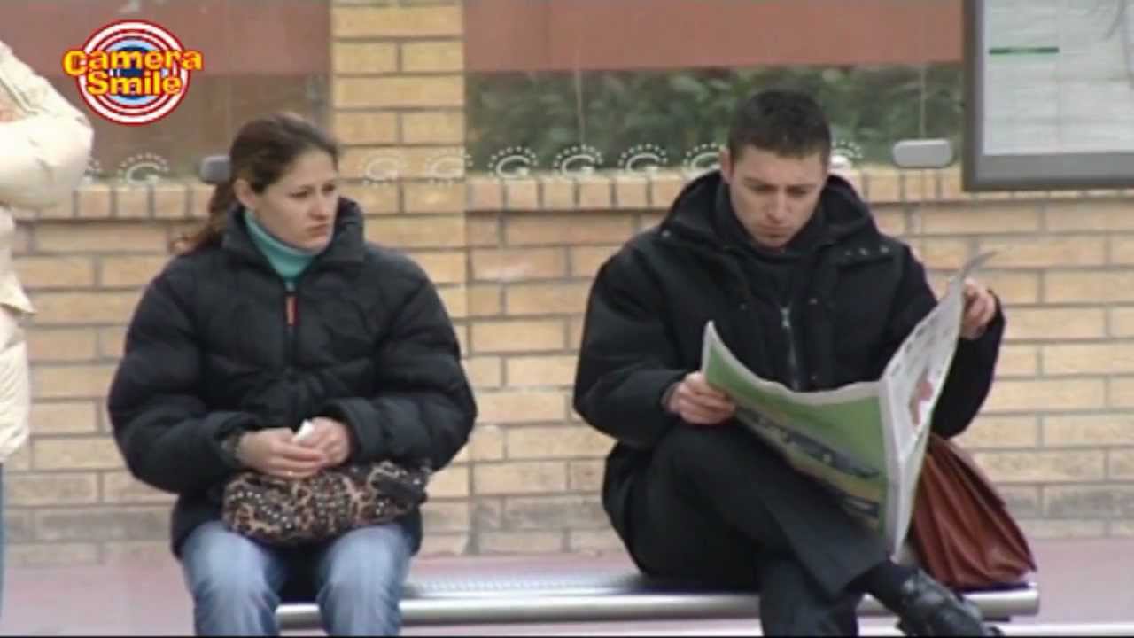 Candid Camera - Scherzi bastardi per strada: Alla fermata dell' Autobus