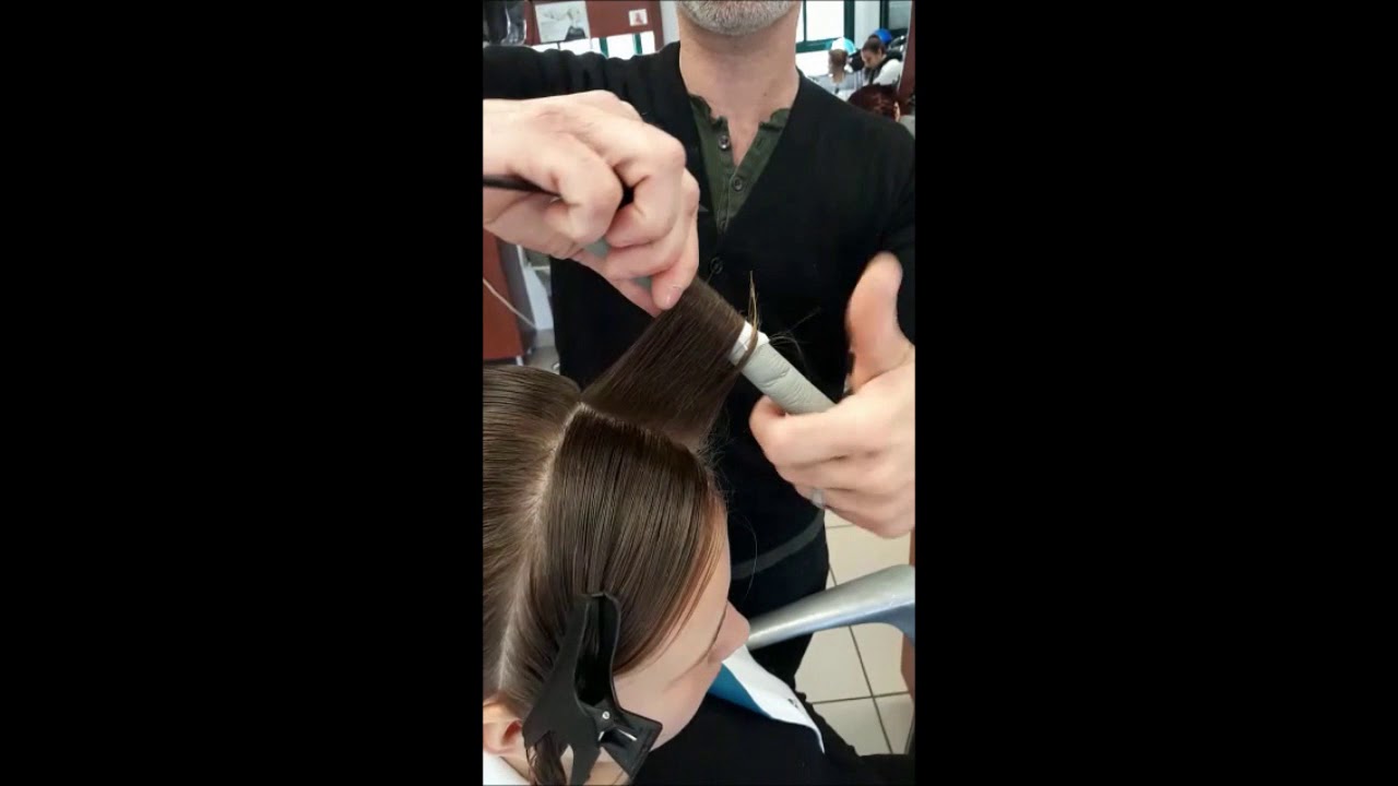 Le montage de permanente directionnel &agrave; l'aide de Rollers