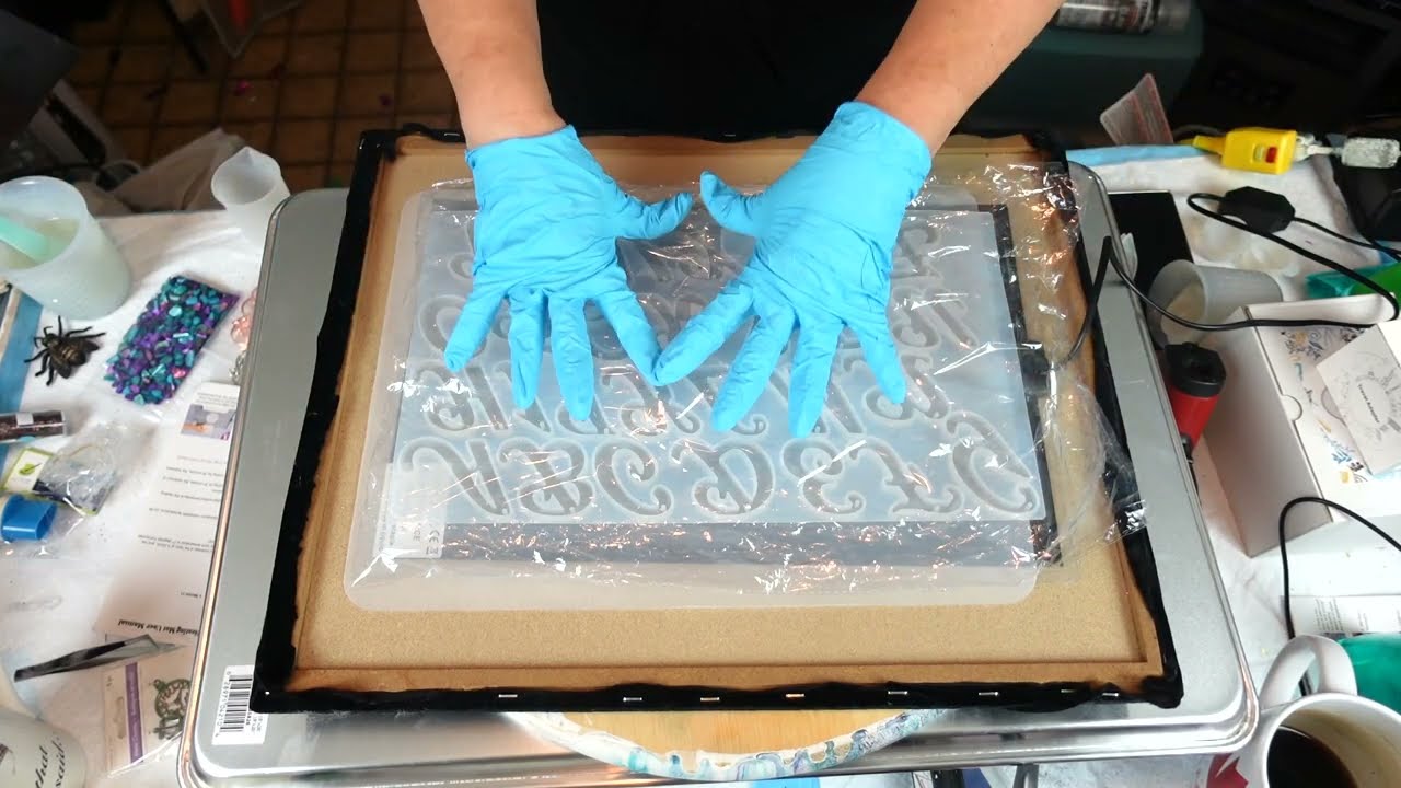 Trying my new Heating Mat and Alphabet mold from Let's Resin and of course Laura's glitters #407