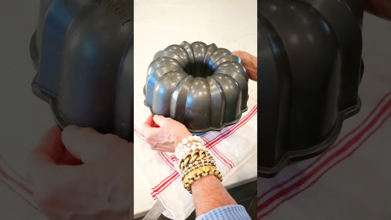 Applesauce Bundt Cake 