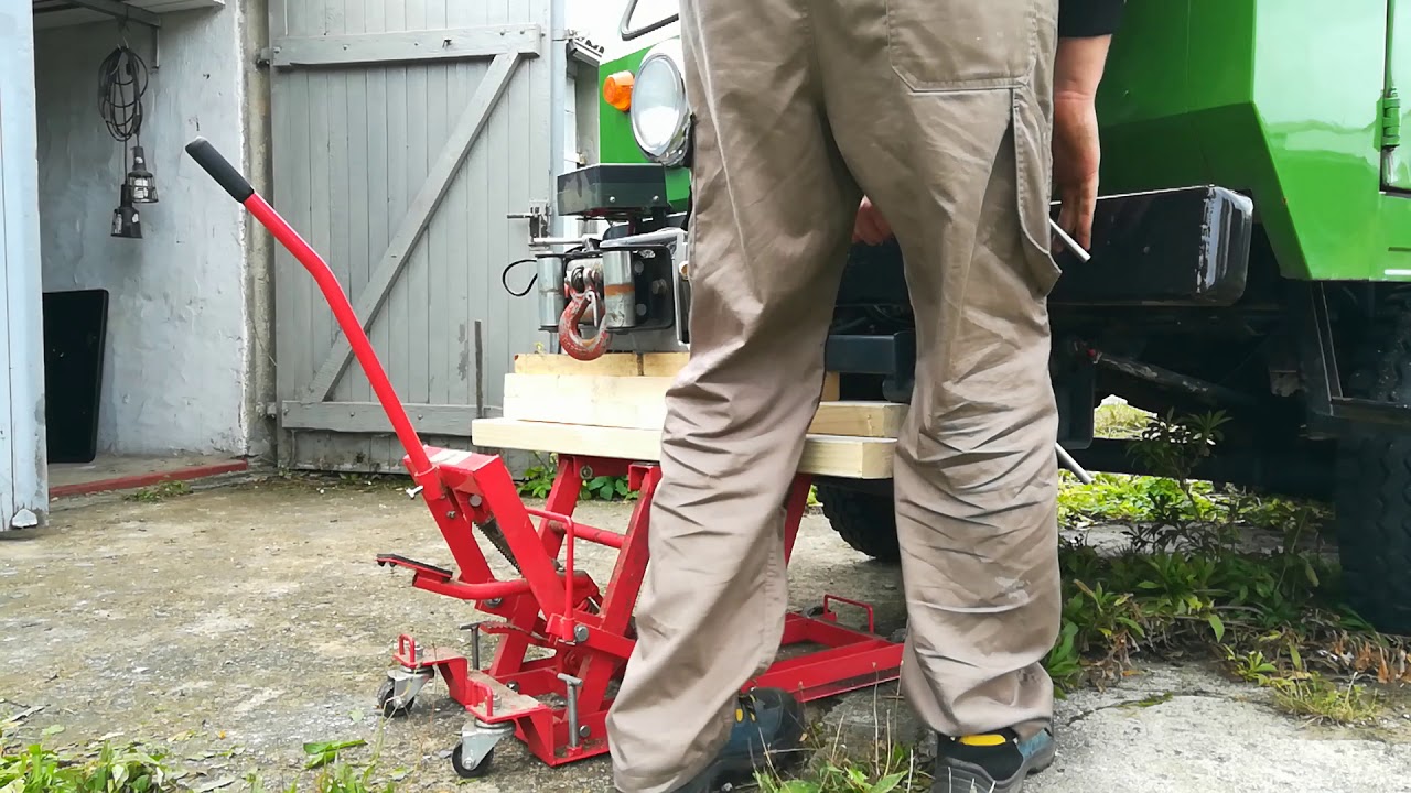 Anbau der Seilwinde am Multicar.