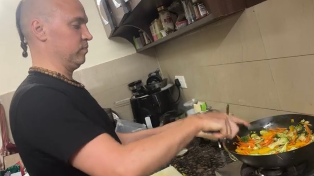 Chowmein for 10 mins // tastier, faster & cheaper than in restaurant!
