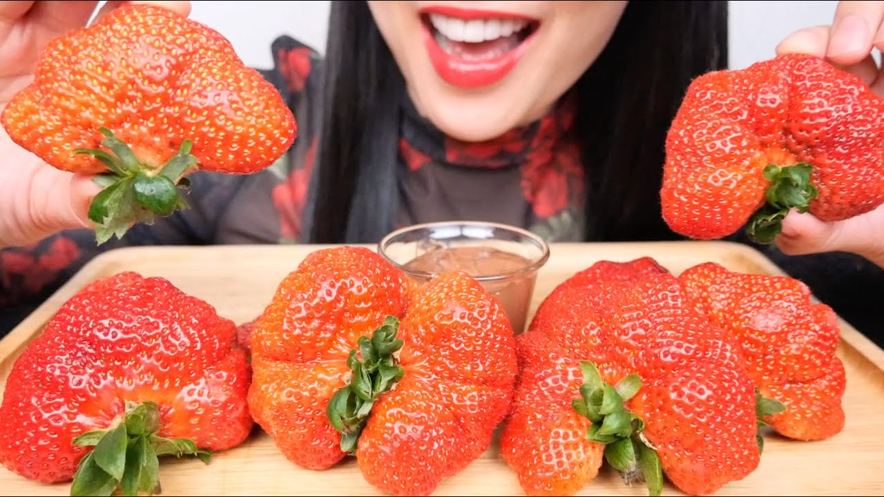 GIANT STRAWBERRY WITH CHOCOLATE (ASMR EATING SOUNDS) LIGHT WHISPERS | SAS-ASMR