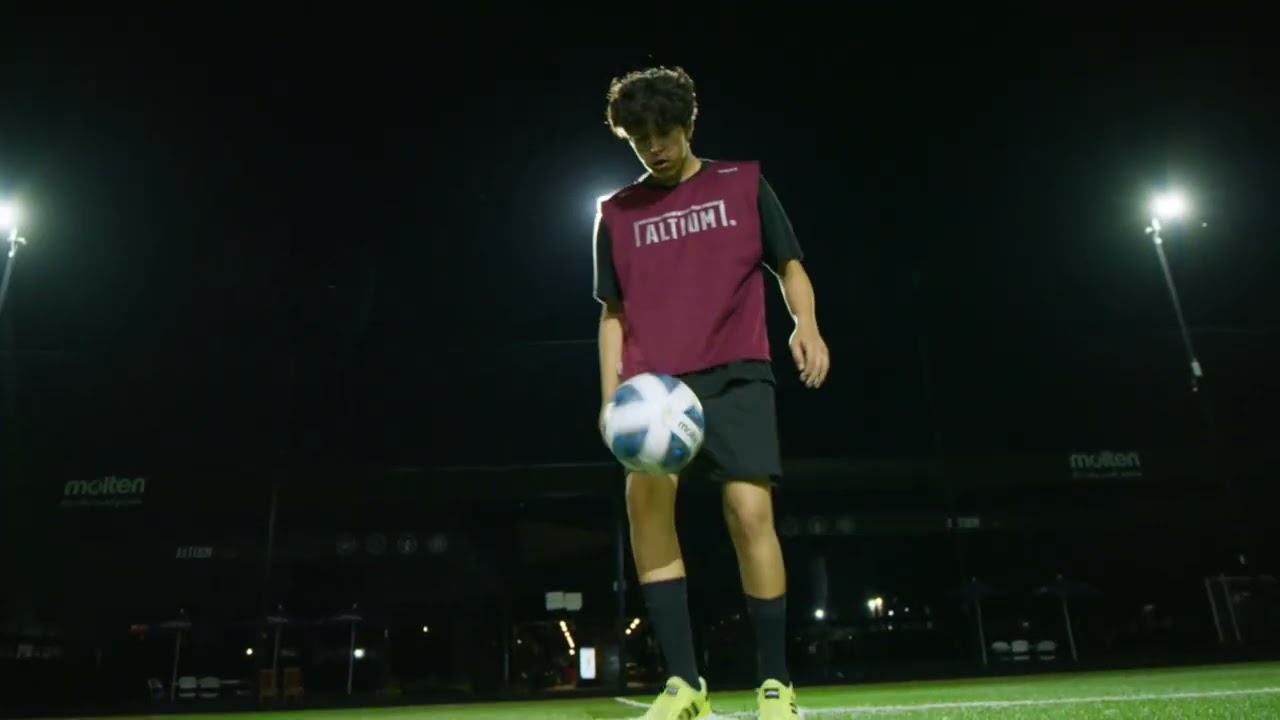 Soccer player juggling the ball with great skill. #AmazingFootball Skills ⚽ #Football
