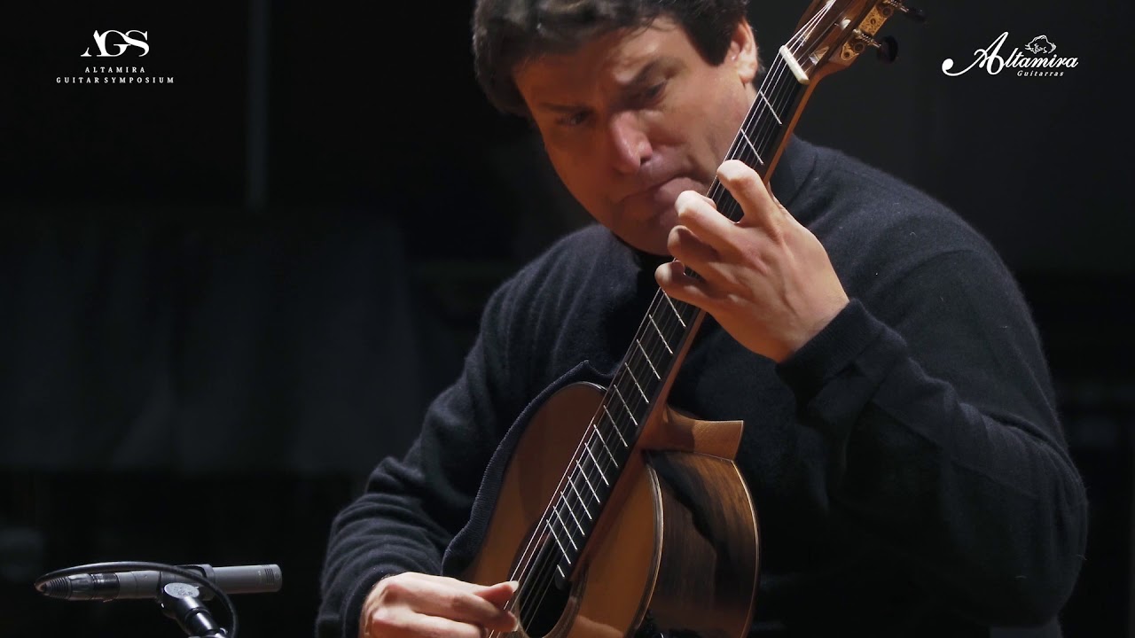 Rene Izquierdo plays 'Sonata K.208' by Domenico Scarlatti | Altamira Guitars