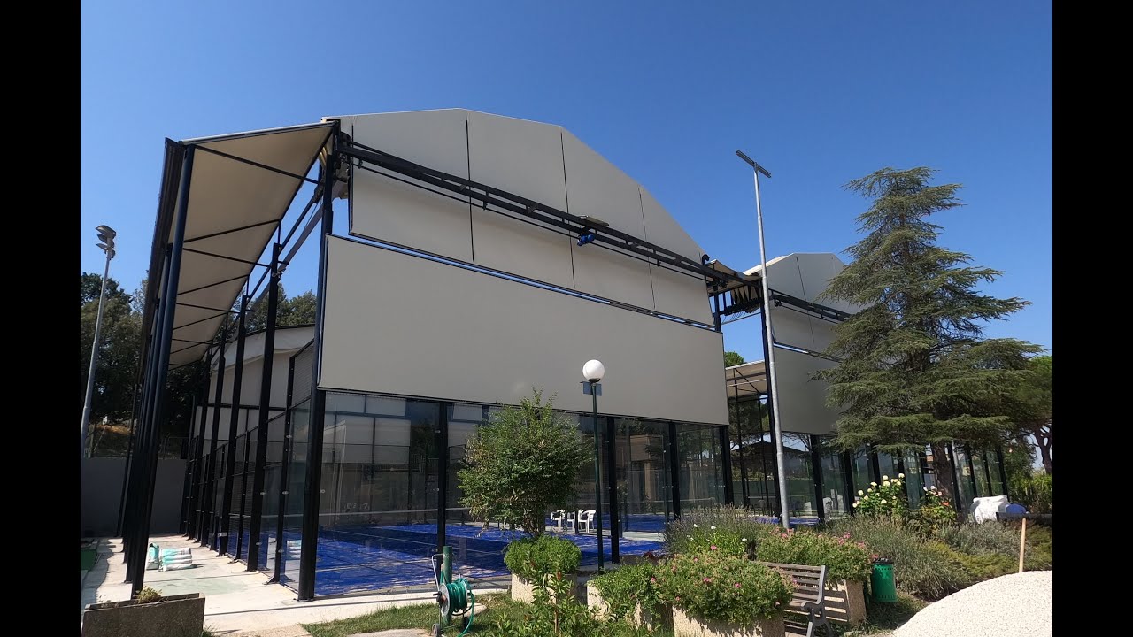 2 Campi da padel con 2 Coperture elettriche integrate e 1 Campo singolo