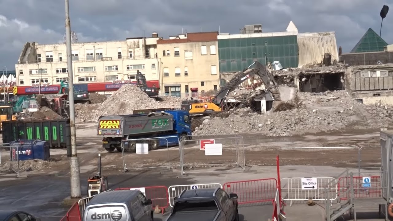 DEMOLITION SITE FIRE SITE CENTRAL CLUB WINDY DAY BLACKPOOL  23/06/2025 DSM