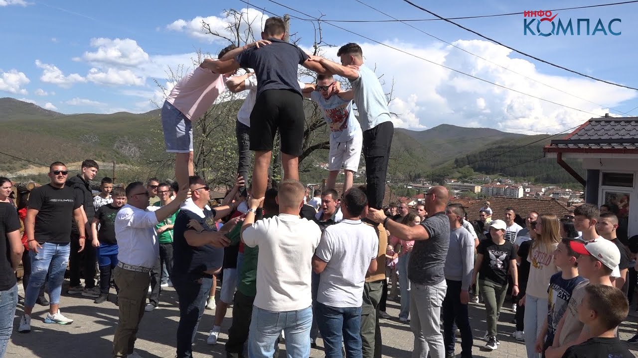 Со „Велигденски Кули“ направени од луѓе, качени еден на друг, се одбележува 2 ден Велигден во М.Брод