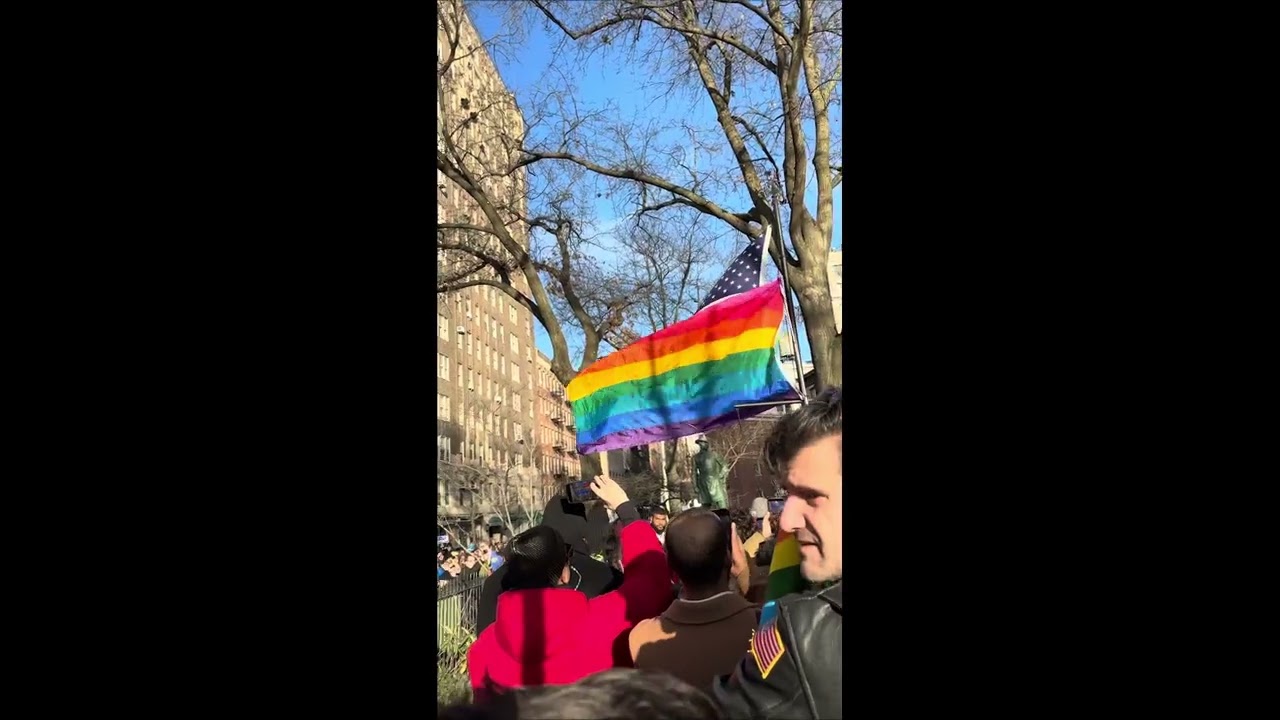 Флаг ЛГБТ-сообщества поднят у памятника Стоунволлу в знак протеста против правления Трампа.