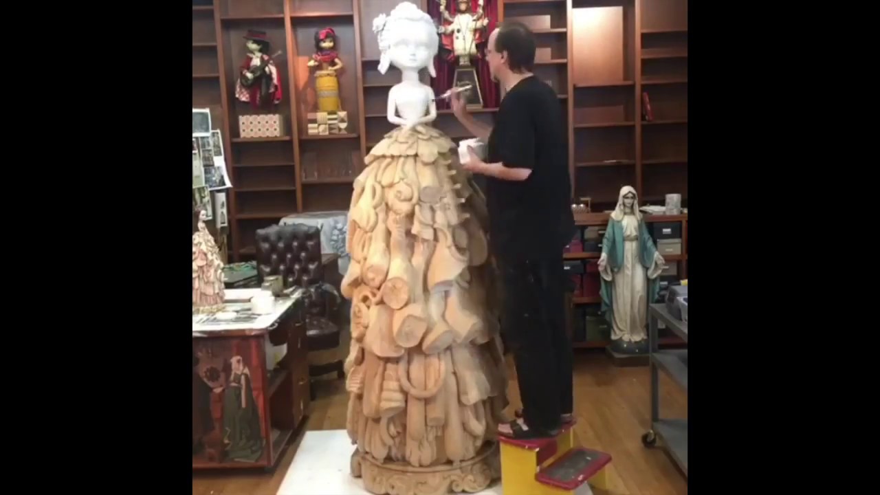 Mark Ryden trabajando en la obra Wood Meat Dress, 2016