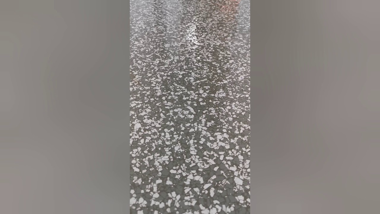 Étape d'une Résine epoxy à paillettes avec finition vernis polyurethane