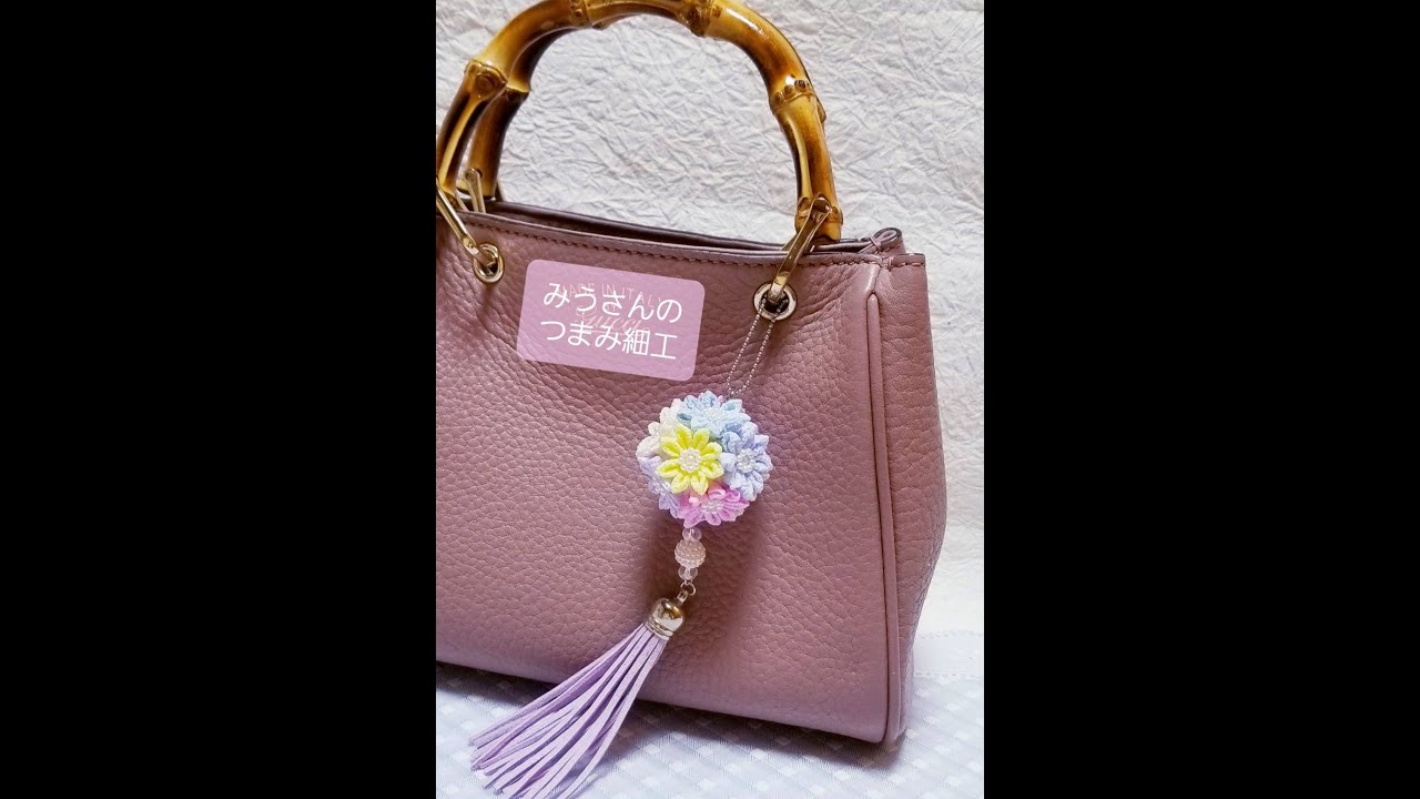 剣つまみの小さいお花の薬玉で作るバックチャーム ＃つまみ細工 #手芸  #kawaii  #薬玉 #花のアクセサリー #ハンドメイド ＃かわいい #手作り#ちりめん #つくってみた