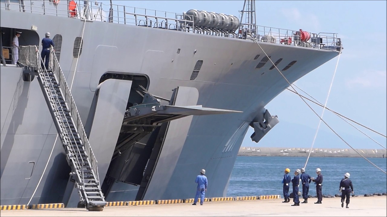 海上自衛隊輸送艦おおすみ 右舷門扉サイドランプドア展開