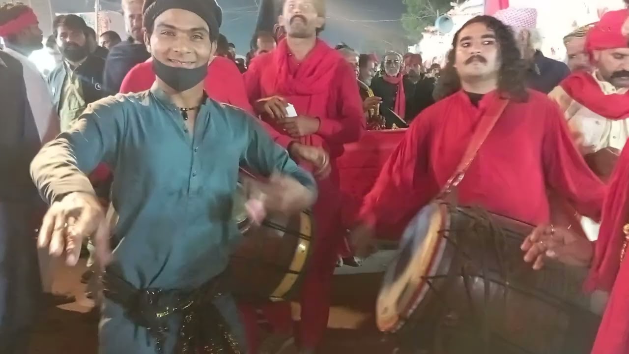 Zawar fayaz Hussain Shah g Hazrat lal shahbaz qalandar ki chadir ly ja Tay huwa....
