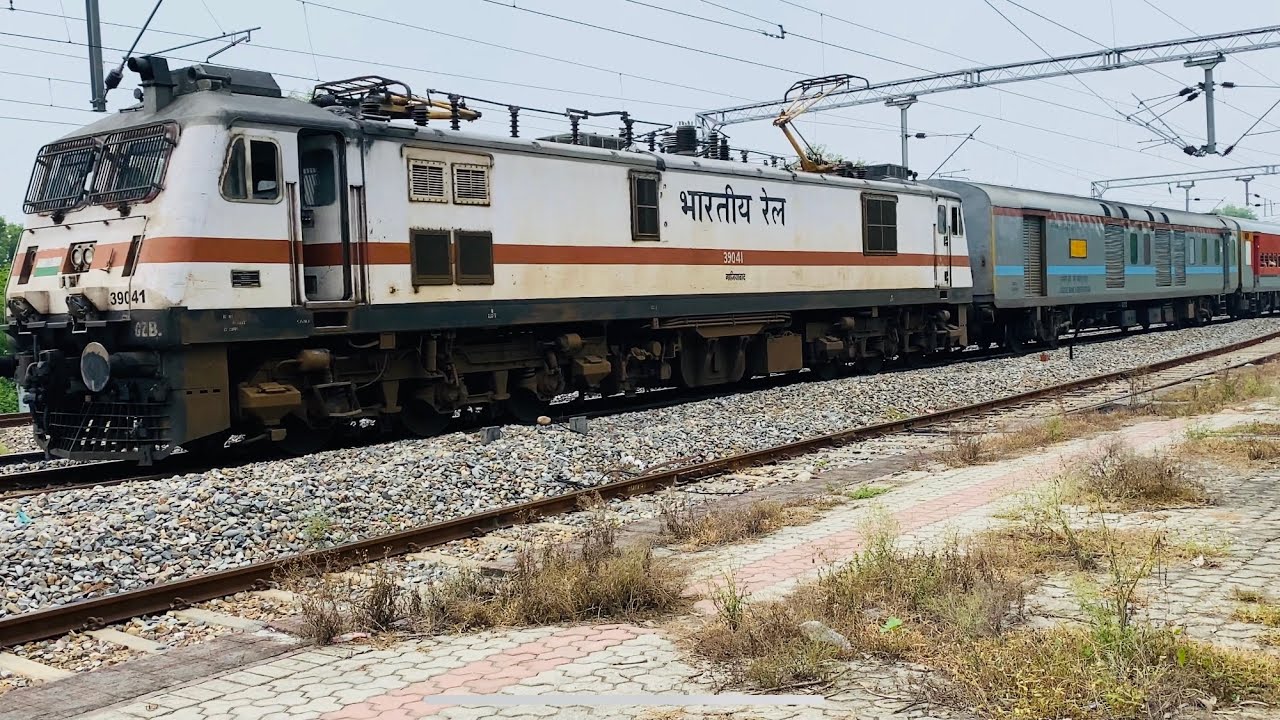 04672 SWARAJ EXPRESS TRAIN FROM VAISHNO DEVI KATRA TO BANDRA WITH WAP7