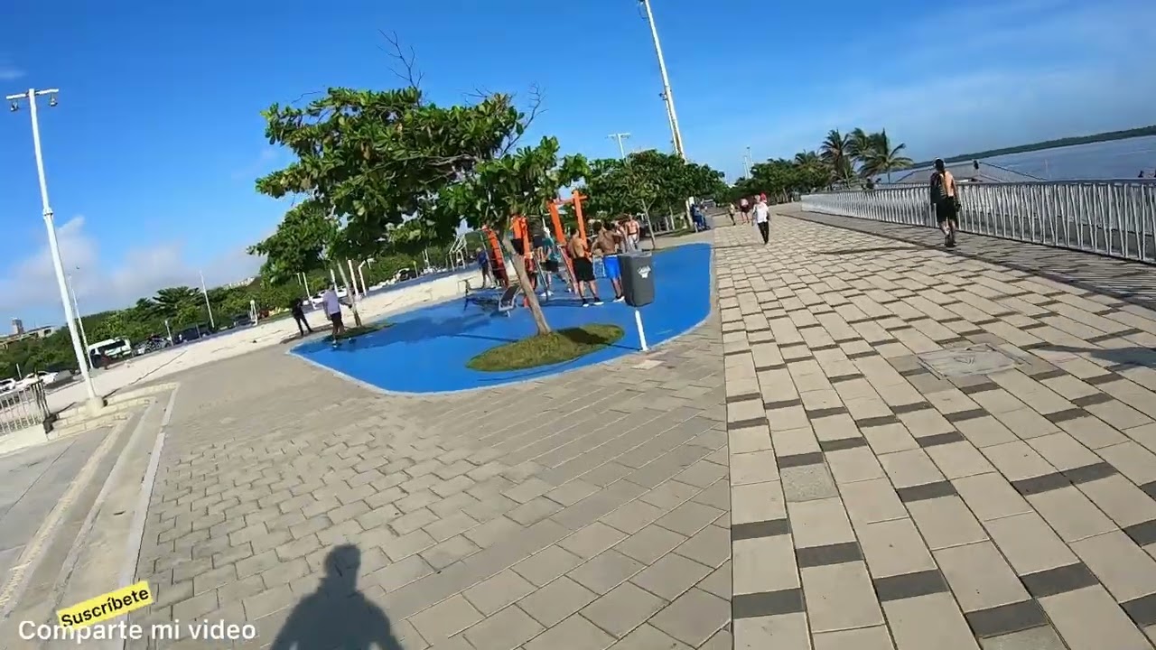 Gran malecón puerta de oro en Barranquilla Colombia