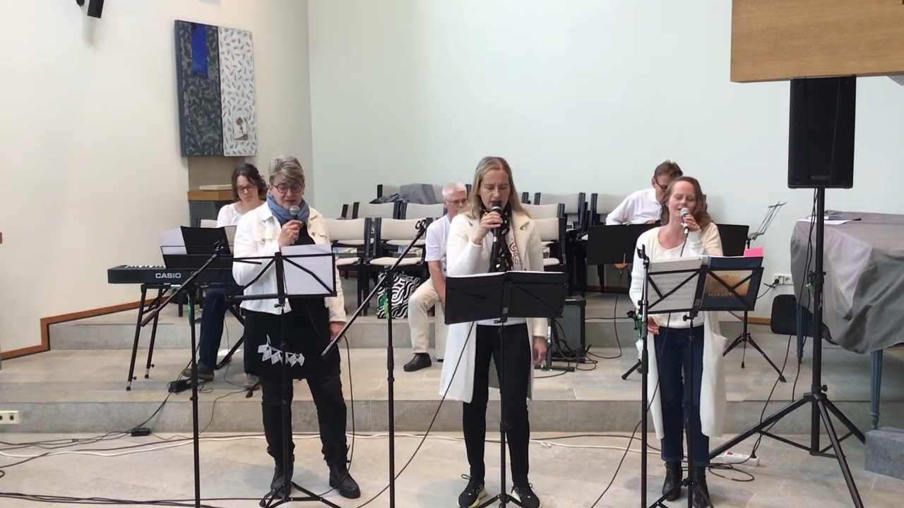 Aina oot Pyhä (Holy Forever)  Chris Tomlin, Suom. Katri Salmela