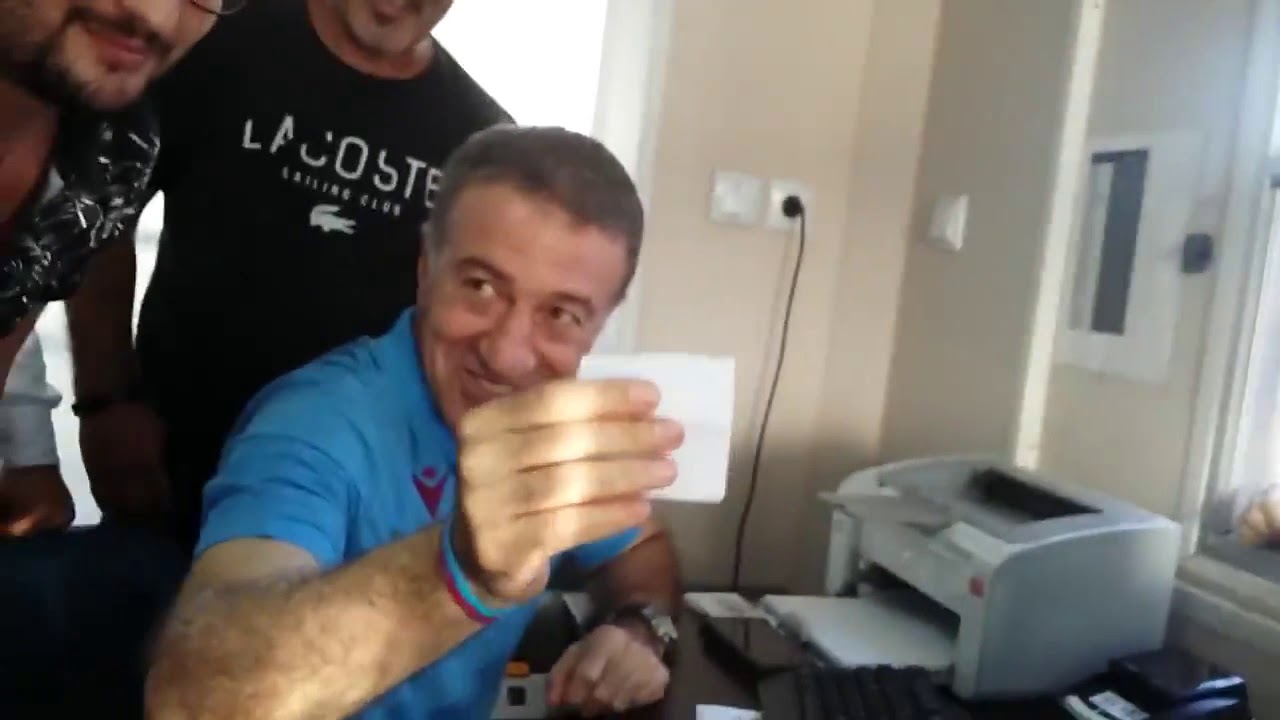 Trabzonspor başkanı Ahmet Ağaoğlu'na futbolcu öneren taraftar