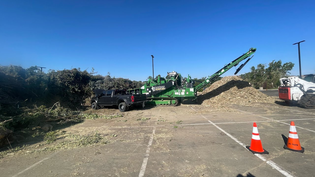 Stump guy using a 600 horsepower horizontal grinder from Bandit?!