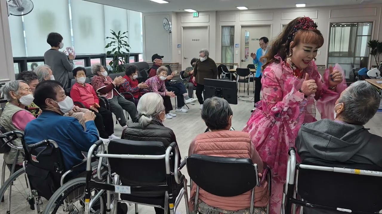 행복을 주는 예술단: 봉사활동118회(주간 재활) 전속가수 김미향님ㆍ박기백님ㆍ길동 오늘도 즐겁고 행복한날