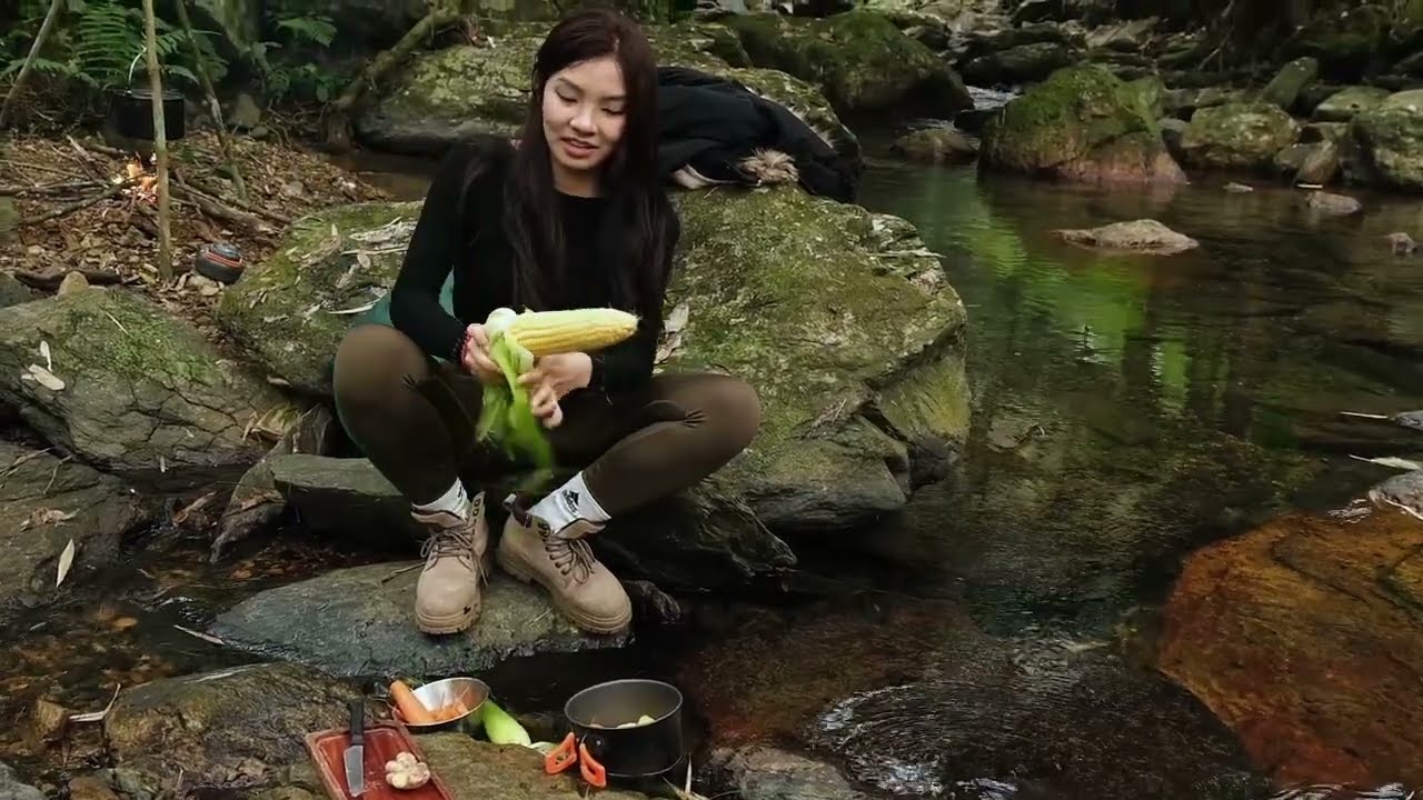 Surviving alone in the wilderness - Solo camping and survival cooking in the jungle