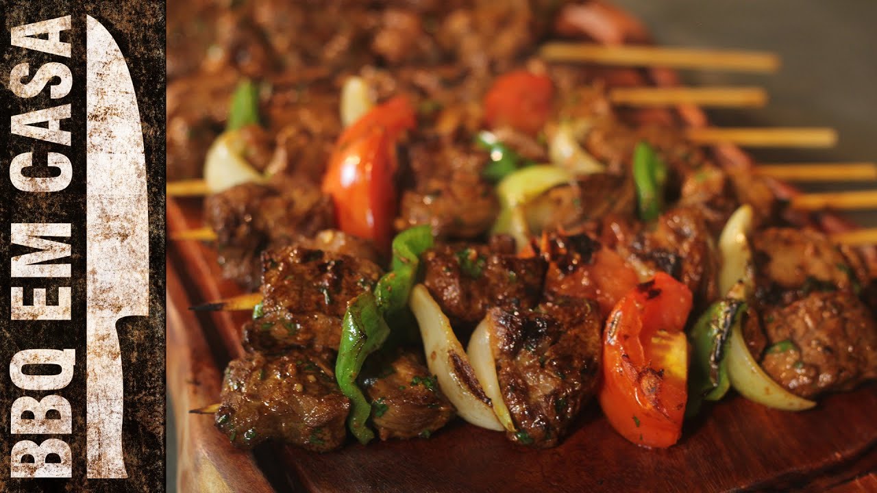 RECEITA DE ESPETINHO DE CARNE MARINADO (BEEF KEBAB)