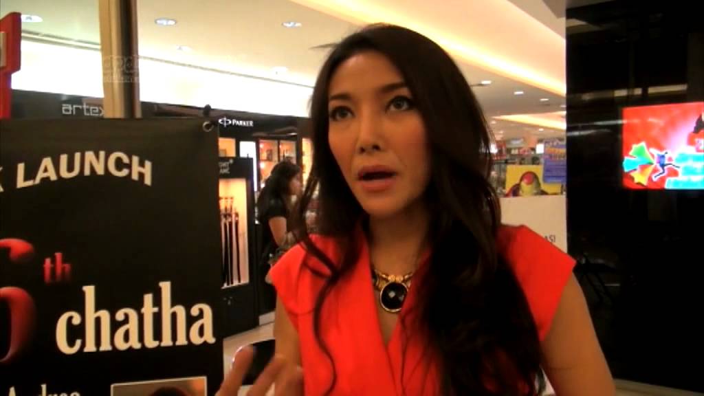 Shenny Andrea Luncurkan Novel SIXTH 6th CHATHA