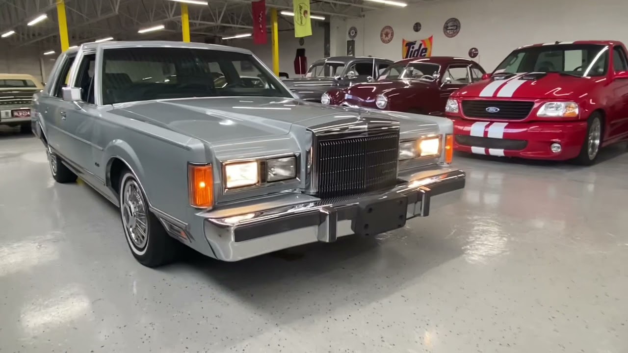 1989 Lincoln Town Car (Blue)