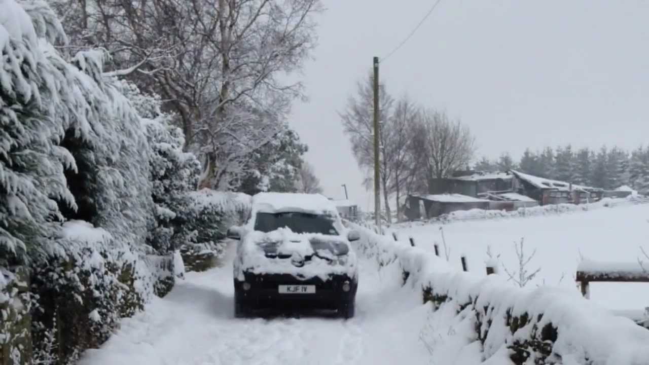 Toyota Hilux in the Holmfirth snow 2012