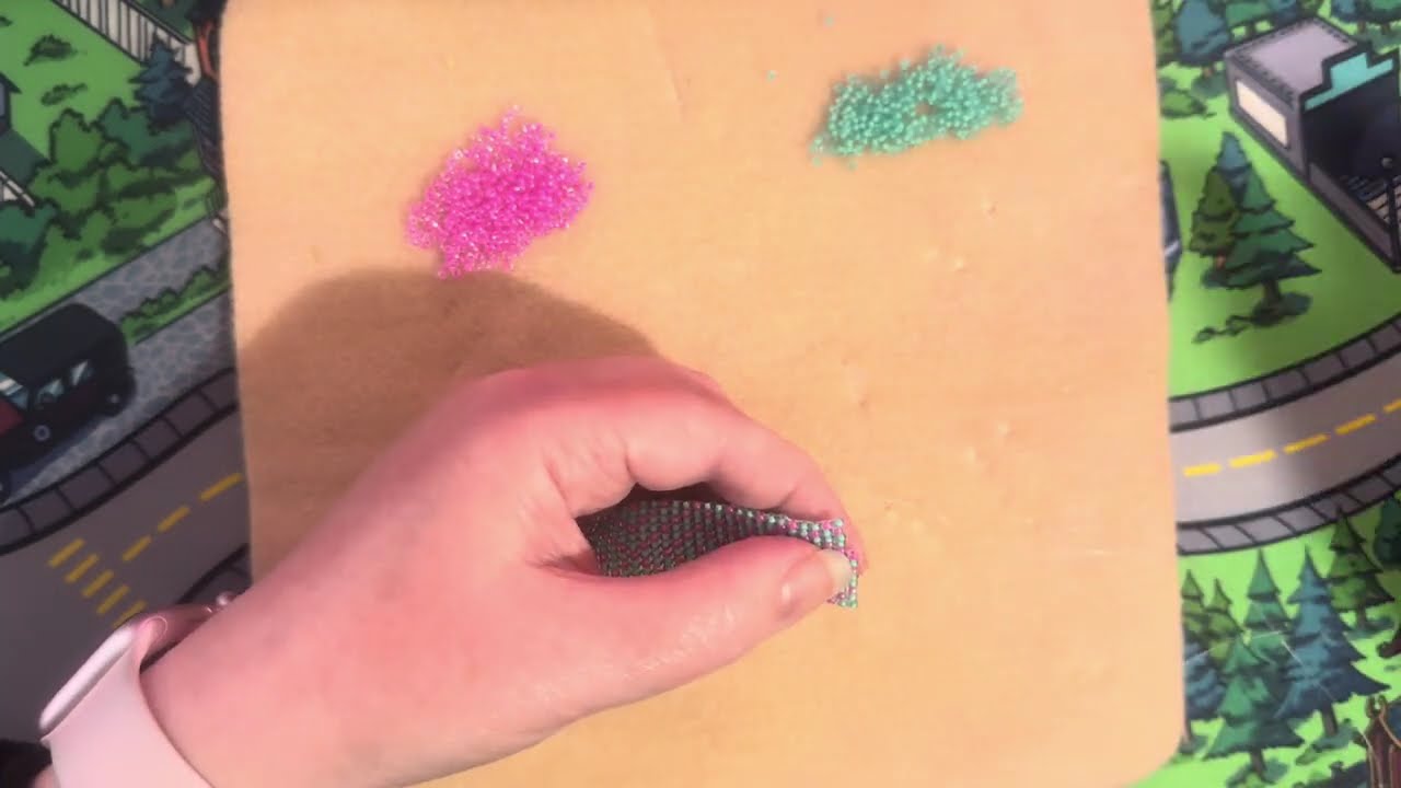 Square stitch bead weaving real time. 
