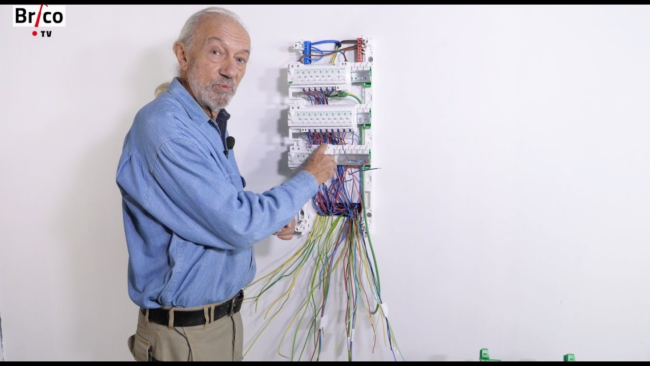 Installer facilement un tableau électrique de répartition - Tuto Brico avec Robert