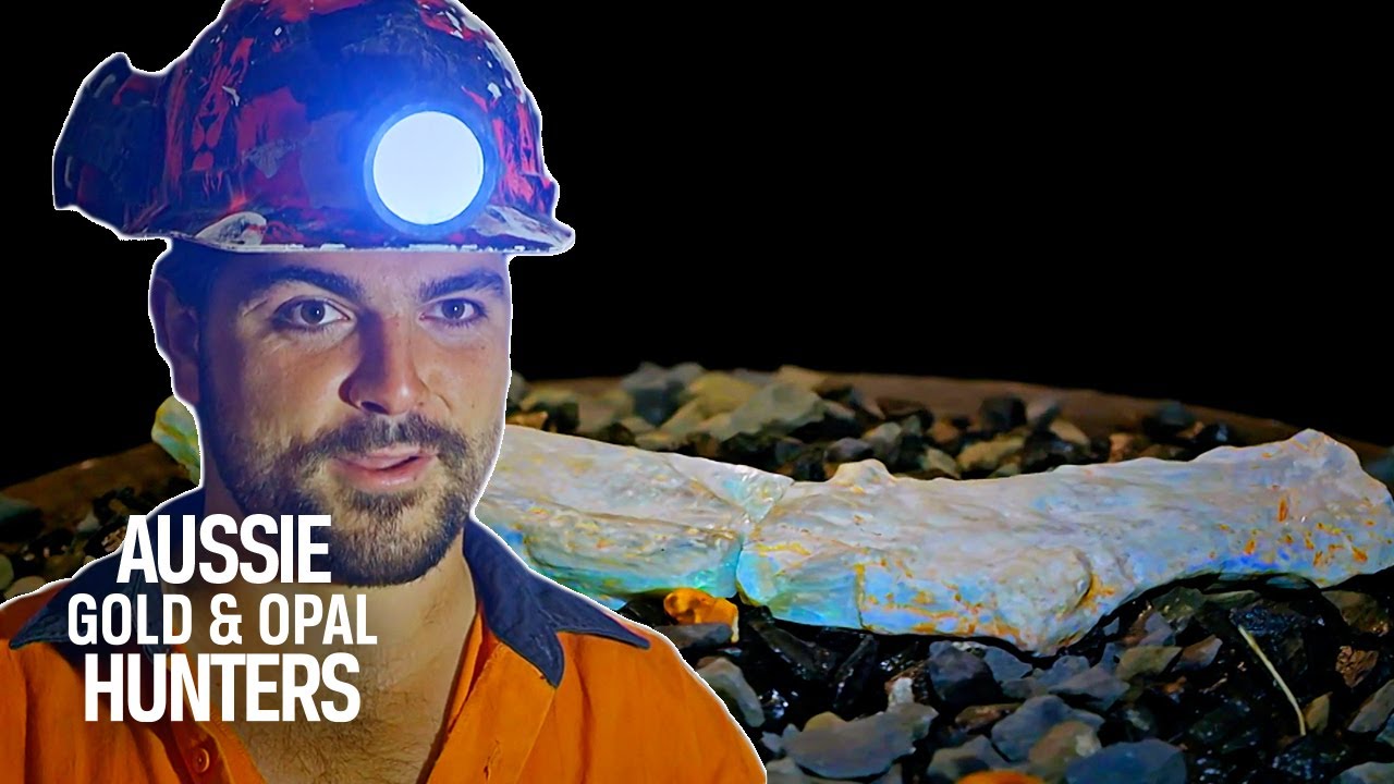 Rod & JC Discover A STUNNING Dinosaur Bone Preserved In Opal | Outback Opal Hunters Red Dirt Road