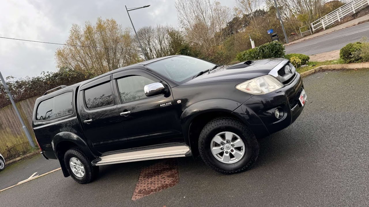 2010 Toyota Hilux 2.5 D4D Double Cab pick up. Low miles and only 2 Keepers…..👀